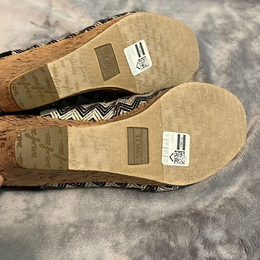 TOMS Women's Black/White Aztec Cork Wedges